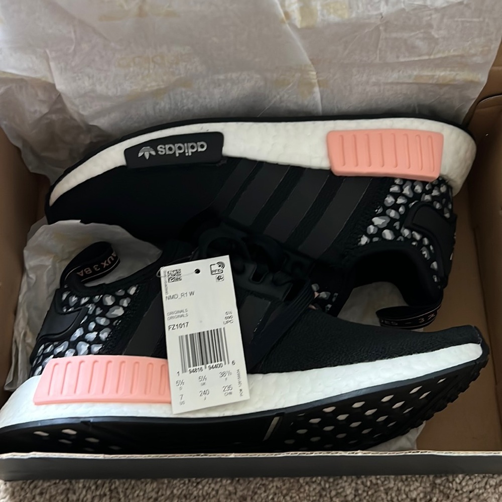 WOMENS SIZE 7 NWT NMD